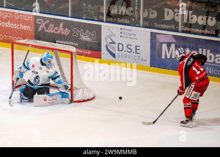 Halle, Deutschland. 28th Dec, 2023. Halle, Deutschland 28. Dezember 2023: Eishockey Oberliga Nord - 2023/2024 - 26. Sp. - MEC Halle-Saale Bulls vs. KSW Icefighters Leipzig v.li. Torhueter Eric Hoffmann (Leipzig) und Brett Perlini (Halle) Credit: dpa/Alamy Live News Stock Photo