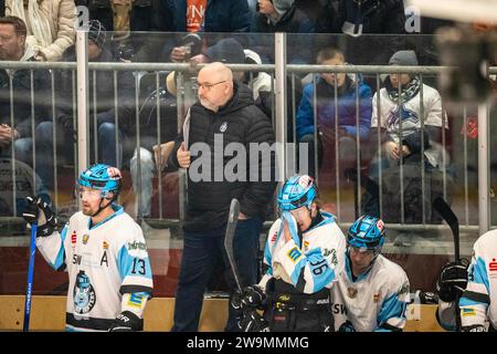 Halle, Deutschland. 28th Dec, 2023. Halle, Deutschland 28. Dezember 2023: Eishockey Oberliga Nord - 2023/2024 - 26. Sp. - MEC Halle-Saale Bulls vs. KSW Icefighters Leipzig Trainer Frank Fischöder/Fischoeder (Leipzig) Credit: dpa/Alamy Live News Stock Photo