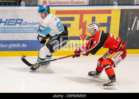 Halle, Deutschland. 28th Dec, 2023. Halle, Deutschland 28. Dezember 2023: Eishockey Oberliga Nord - 2023/2024 - 26. Sp. - MEC Halle-Saale Bulls vs. KSW Icefighters Leipzig v. li. im Zweikampf Victor Östling/Oestling (Leipzig) und Fabian Bassler (Halle) Credit: dpa/Alamy Live News Stock Photo