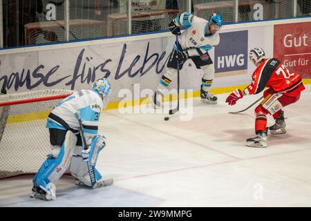 Halle, Deutschland. 28th Dec, 2023. Halle, Deutschland 28. Dezember 2023: Eishockey Oberliga Nord - 2023/2024 - 26. Sp. - MEC Halle-Saale Bulls vs. KSW Icefighters Leipzig v. li. im Zweikampf Andre Schietzold (Leipzig) und Sergej Stas (Halle) Credit: dpa/Alamy Live News Stock Photo