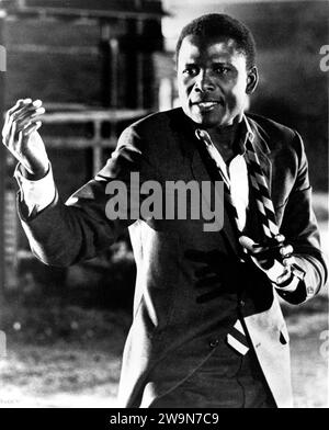 SIDNEY POITIER as Detective Virgil Tibbs in IN THE HEAT OF THE NIGHT 1967 director NORMAN JEWISON novel John Ball screenplay Stirling Silliphant music Quincy Jones The Mirisch Company / United Artists Stock Photo