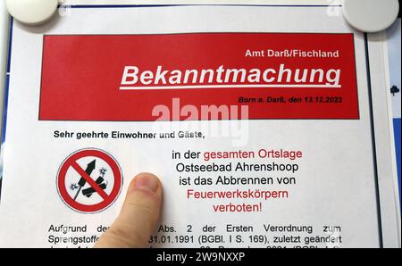 Ahrenshoop, Germany. 29th Dec, 2023. A notice in the tourist information center informs about a general ban on fireworks in Ahrenshoop. The basis for this decision is a legal regulation that stipulates a minimum distance of 200 meters from thatched roofs for the setting off of fireworks. Credit: Bernd Wüstneck/dpa/ZB/dpa/Alamy Live News Stock Photo