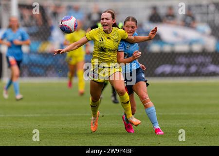 Sydney, Australia. 29th Dec, 2023. Aideen Keane of Sydney FC competes for the ball with Mackenzie Barry of Wellington during the A-League Women Rd10 match between Sydney FC and Wellington at Allianz Stadium on December 29, 2023 in Sydney, Australia Credit: IOIO IMAGES/Alamy Live News Stock Photo