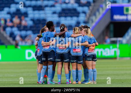 Sydney, Australia. 29th Dec, 2023. Sydney FC players huddle together during the A-League Women Rd10 match between Sydney FC and Wellington at Allianz Stadium on December 29, 2023 in Sydney, Australia Credit: IOIO IMAGES/Alamy Live News Stock Photo