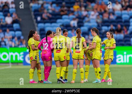 Sydney, Australia. 29th Dec, 2023. Wellington Phoenix players huddle together during the A-League Women Rd10 match between Sydney FC and Wellington at Allianz Stadium on December 29, 2023 in Sydney, Australia Credit: IOIO IMAGES/Alamy Live News Stock Photo