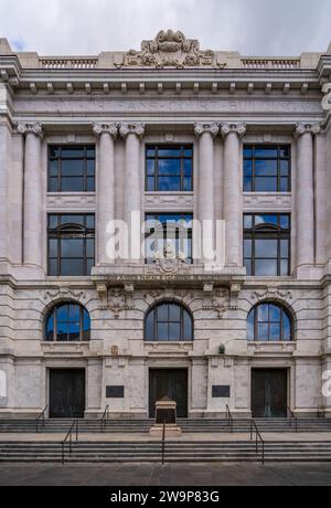 Facade of the Chief Justice Pascal F Calogero Jr Courthouse in New Orleans Louisiana housing Supreme Court Stock Photo