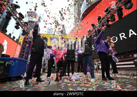 New York, USA. 29th Dec, 2023. Organizers toss confetti in the air during the 2024 Times Square New Year's Eve confetti test, New York, NY, December 29, 2023. (Photo by Anthony Behar/Sipa USA) Credit: Sipa USA/Alamy Live News Stock Photo