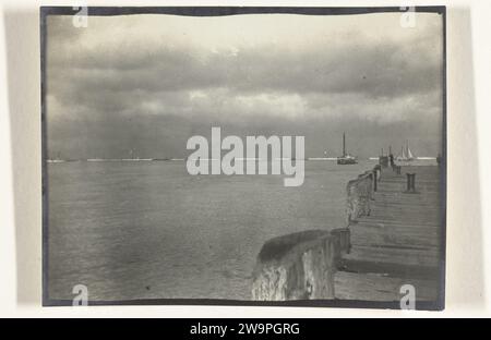 A glimpse of the fleet, 1908 photograph View of the American navy fleet, presumably off the coast at New York. Part of the photo album of Dolph Kessler with recordings he made during his stay in England and on a world trip he undertook as secretary of Henri Detding (director of Royal Oil) to the Dutch East Indies, Japan, China and the United States, between 1906 and 1908. New York (city) cardboard. photographic support gelatin silver print Stock Photo