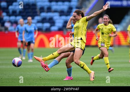 Sydney, Australia. 29th Dec, 2023. Aideen Hogan Keane (back) of the Sydney FC team and Mackenzie Dale Barry (front) of the Wellington Phoenix FC team are seen in action during the Women's A-League 2023/24 season round 10 match between Sydney FC and Wellington Phoenix FC held at the Allianz Stadium in Sydney. Final score; Sydney FC 1: 0 Wellington Phoenix FC. Credit: SOPA Images Limited/Alamy Live News Stock Photo