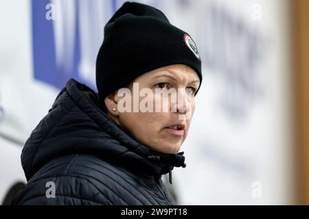 Stockholm, Stockholm, Sweden. 29th Dec, 2023. Frolundas coach Erika Holst during the game in SDHL between AIK and Frolunda HC on Ulriksdala IP the 29 December in Stockholm (Credit Image: © Johan Dali/ZUMA Press Wire) EDITORIAL USAGE ONLY! Not for Commercial USAGE! Credit: ZUMA Press, Inc./Alamy Live News Stock Photo