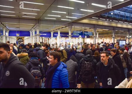 London, UK. 30th December 2023. Crowds of passengers await information at St Pancras International as Eurostar services are cancelled due to flooding ahead of New Year’s Eve. Credit: Vuk Valcic/Alamy Live News Stock Photo