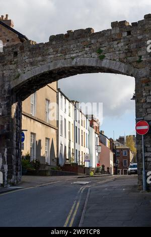 Arch in the old town walls of the historic town of Caernarfon in Gwynedd, North Wales. Stock Photo