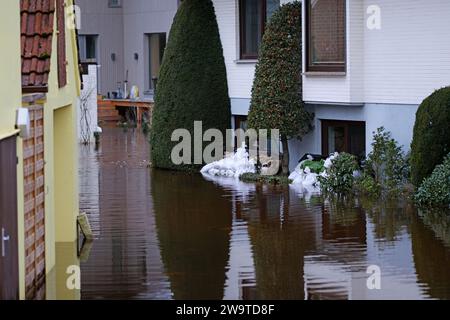 Borgfeld, Germany. 30th Dec, 2023. Properties in Borgfeld near Bremen are flooded. The Wümme river has burst its banks here. Credit: Markus Hibbeler/dpa/Alamy Live News Stock Photo