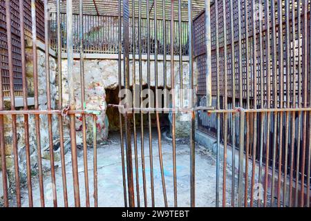 Los Angeles, California: Old Abandoned Los Angeles Zoo located in Griffith Park Stock Photo