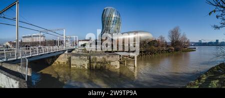 Vue panoramique de la cité du vin au bord de la Garonne Stock Photo