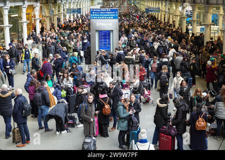 London, UK. 30th Dec, 2023. Passengers stranded at St Pancras International in London as Eurostar cancelled all trains due to flooding in Thames tunnel. Credit: Marcin Rogozinski/Alamy Live News Stock Photo
