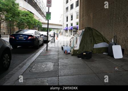 Washington D.C., Amerika, 01. August 2023: Im Bild: Zelt von armen Menschen unter einer Brücke. *** Washington D C , America, 01 August 2023 In the picture tent of poor people under a bridge Copyright: xFotostandx/xFreitagx Stock Photo