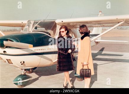 Two women chatting before a short flight over Milan in 1968 onboard a Cessna 172. Stock Photo
