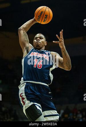 Arizona forward Keshad Johnson (16) drives between Utah center Branden ...