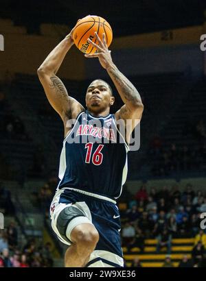 Arizona forward Keshad Johnson (16) drives between Utah center Branden ...