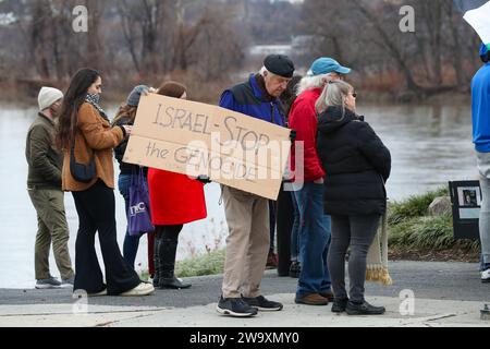 Harrisburg, United States. 30th Dec, 2023. Demonstrators hold signs at a pro-Palestine rally near the Pennsylvania Governor's Residence in Harrisburg Pa. on December 30, 2023. Demonstrators placed more than 20,000 flags along Front Street, one for each person killed in Gaza since the beginning of the Israel-Hamas War. (Photo by Paul Weaver/Sipa USA) Credit: Sipa USA/Alamy Live News Stock Photo