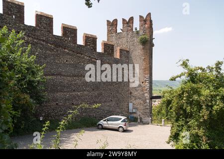 Gothic Porta San Giorgio (St. George Gate) in Castello scaligero di Soave (Scaligero Castle of Soave) from XIV centrury in Soave, Province of Verona, Stock Photo