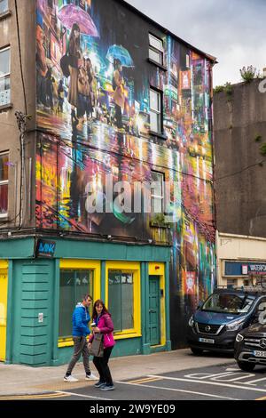 Ireland, Munster, Waterford, O’Connell Street, Neon Waves, Tokyo night mural painting by Dan Kitchener on Vulcan Street junction Stock Photo