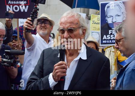 December 31, 2023, London, England, UK: FILE PHOTO TAKEN ON 11th August 2021. JOHN PILGER speaks to the media outide the Royal Courts of Justice after a preliminary hearing for the US appeal against the decision not to extradite WikiLeaks founder Julian Assange. The Australian journalist, writer, and documentary filmmaker has died, aged 84. (Credit Image: © Vuk Valcic/ZUMA Press Wire) EDITORIAL USAGE ONLY! Not for Commercial USAGE! Stock Photo