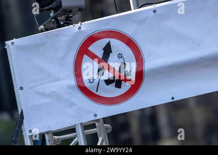 Cologne, Germany. 31st Dec, 2023. A banner points out the fireworks ban zone around Cologne Cathedral at the turn of the year. Credit: Thomas Banneyer/dpa/Alamy Live News Stock Photo