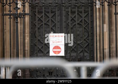 Cologne, Germany. 31st Dec, 2023. At a closed side entrance to Cologne Cathedral there is a sign with the inscription: 'No Entry'. Credit: Thomas Banneyer/dpa/Alamy Live News Stock Photo