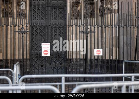 Cologne, Germany. 31st Dec, 2023. At a closed side entrance of Cologne Cathedral there is a sign with the inscription: 'No Entry'. Credit: Thomas Banneyer/dpa/Alamy Live News Stock Photo