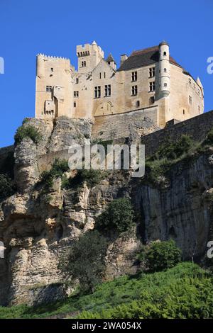 The fortified castle and village of Beynac in Périgord Noir overlook the Dordogne River. Beynac is one of the most beautiful villages in France. Natur Stock Photo