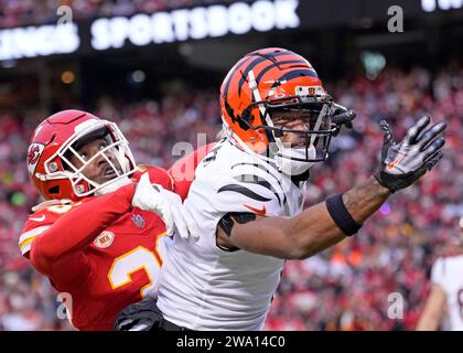 Kansas City, United States. 31st Dec, 2023. Kansas City Chiefs cornerback L'Jarius Sneed (38) defends Cincinnati Bengals wide receiver Ja'Marr Chase (1) in the corner of the end zone in the first quarter at Arrowhead Stadium in Kansas City, Missouri on Sunday, December 31, 2023. Photo by Jon Robichaud/UPI Credit: UPI/Alamy Live News Stock Photo