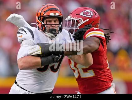 Kansas City, United States. 31st Dec, 2023. Cincinnati Bengals tight end Drew Sample (89) tries for yards after a catch against Kansas City Chiefs linebacker Nick Bolton (32) in the first quarter a at Arrowhead Stadium in Kansas City, Missouri on Sunday, December 31, 2023. The Chiefs defeated the Bengals 25-17. Photo by Jon Robichaud/UPI Credit: UPI/Alamy Live News Stock Photo