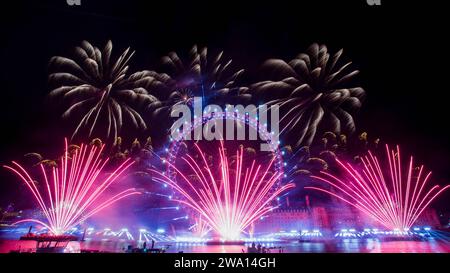 London, UK. 01st Jan, 2024.  , . New Years Eve firework display on the Thames, London Credit: andrew parsons/Alamy Live News Credit: andrew parsons/Alamy Live News Stock Photo