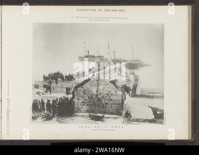 The landing of Chinese prisoners at Wei-Hai-Wei, 1895 photomechanical print  Shandongjapan paper collotype prisoner of war (after the battle). transfer, deportation  prisoner of war Stock Photo