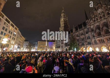 Jahreswechsel Silvester Neujahr auf dem Marienplatz Feuerwerk verboten in München / Datum: 01.01.2024 / *** New Years Eve New Years Eve on Marienplatz Fireworks prohibited in Munich Date 01 01 2024 Stock Photo