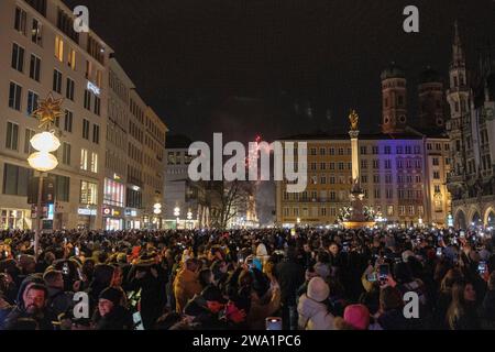 Jahreswechsel Silvester Neujahr auf dem Marienplatz Feuerwerk verboten in München / Datum: 01.01.2024 / *** New Years Eve New Years Eve on Marienplatz Fireworks prohibited in Munich Date 01 01 2024 Stock Photo