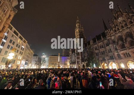 Jahreswechsel Silvester Neujahr auf dem Marienplatz Feuerwerk verboten in München / Datum: 01.01.2024 / *** New Years Eve New Years Eve on Marienplatz Fireworks prohibited in Munich Date 01 01 2024 Stock Photo