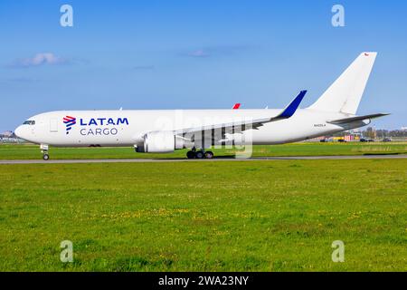 A LATAM Cargo Boeing 767-300 freighter at Santiago airport Stock Photo -  Alamy