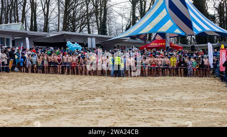 Haltern Am See, Germany. 01st Jan, 2024. Participants wait for the start of the New Year's Swim 2024. 590 participants take part in the New Year's Swim 2024, a new record. Credit: Christoph Reichwein/dpa/Alamy Live News Stock Photo