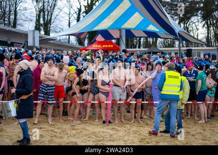 Haltern Am See, Germany. 01st Jan, 2024. Participants wait for the start of the New Year's Swim 2024. 590 participants take part in the New Year's Swim 2024, a new record. Credit: Christoph Reichwein/dpa/Alamy Live News Stock Photo