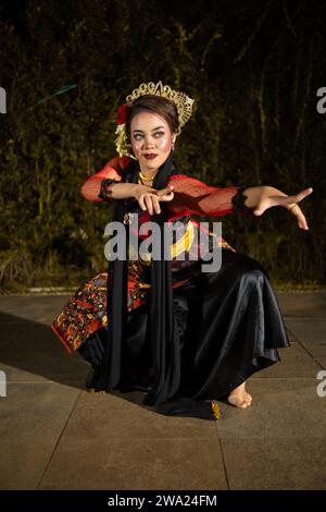Woman performing Odissi dance Stock Photo - Alamy