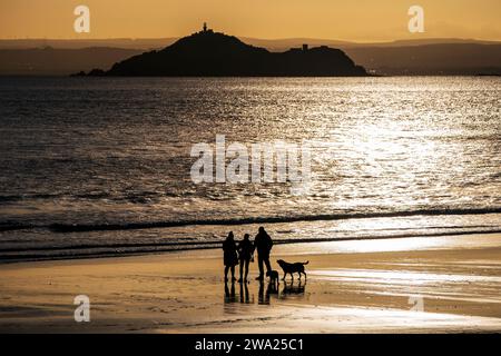 Dog walkers on the beach on New Year???s Day at Kinghorn in Fife. Picture date: Monday January 1, 2024. Stock Photo