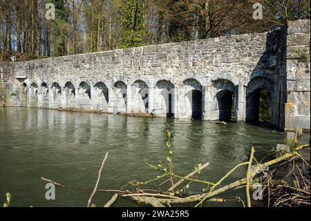 Le pont Romain sur l'ancienne voie romaine, la ferme et la riviere Hantes. | The roman bridge on the ancient roman way with the river Hantes. Stock Photo