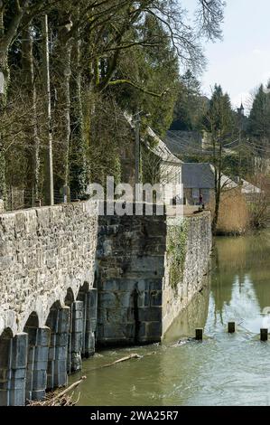 Le pont Romain sur l'ancienne voie romaine, la ferme et la riviere Hantes. | The roman bridge on the ancient roman way with the river Hantes. Stock Photo