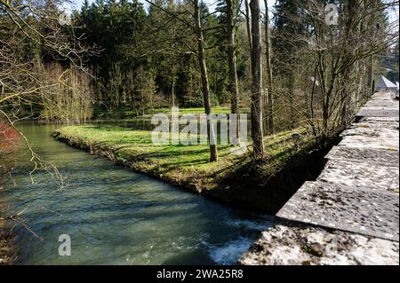 Le pont Romain sur l'ancienne voie romaine, la ferme et la riviere Hantes. | The roman bridge on the ancient roman way with the river Hantes. Stock Photo