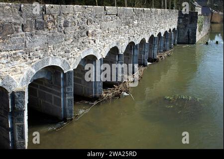 Le pont Romain sur l'ancienne voie romaine, la ferme et la riviere Hantes. | The roman bridge on the ancient roman way with the river Hantes. Stock Photo