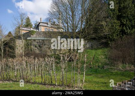 Le pont Romain sur l'ancienne voie romaine, la ferme et la riviere Hantes. | The roman bridge on the ancient roman way with the river Hantes. Stock Photo