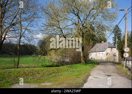 Le pont Romain sur l'ancienne voie romaine, la ferme et la riviere Hantes. | The roman bridge on the ancient roman way with the river Hantes. Stock Photo